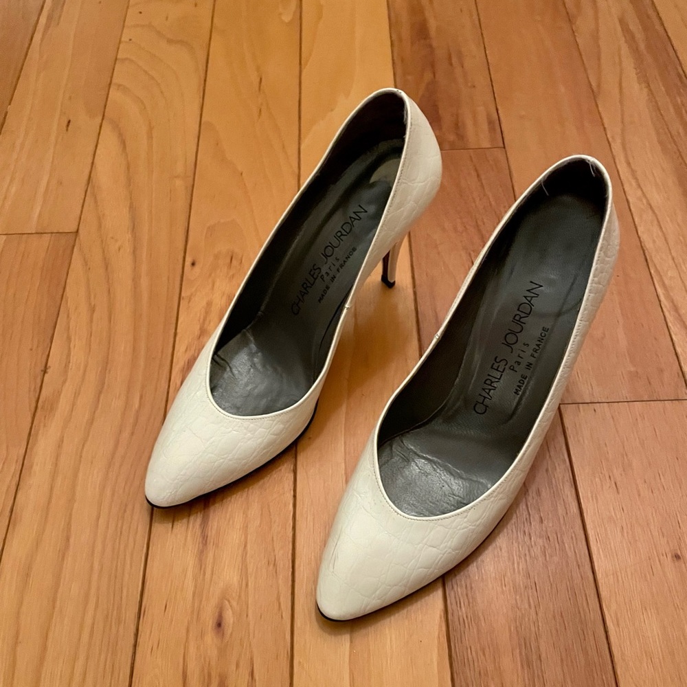Ivory patent leather croc stamped pump